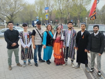 Многонациональная колонна из студентов Новосибирского ГАУ