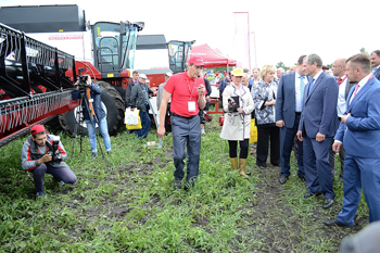 В Зауралье прошла первая выставка-демонстрация сельхозтехники «День Уральского поля-2015»