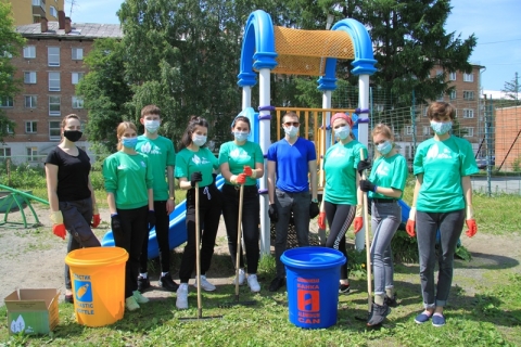 На территории студенческого городка Новосибирского ГАУ состоялась праздничная уборка детской площадки